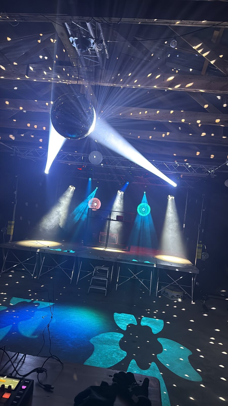 Lichttraversen und Spots über einer Tanzfläche